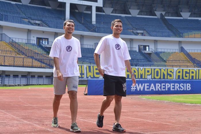 Hamra Hehanussa dan Rezaldi Hehanussa kini sama-sama memperkuat Persib Bandung.