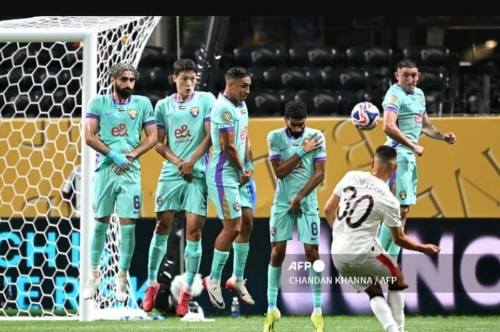Claudio Echeverri mencetak gol freekick saat Manchester City menang atas Al Ain di Piala Dunia Klub 2025, Senin (23/6/2025) pagi WIB.