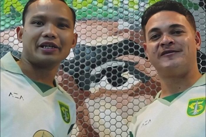 Pemain Persebaya, Gali Freitas (kanan).
