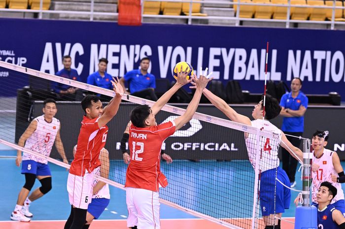 Pemain timnas voli Indonesia, Rivan Nurmulki dan M. Malizi, beupaya melakukan blok saat menghadapi Vietnam pada AVC Nations Cup 2025, Minggu, 22 Juni 2025
