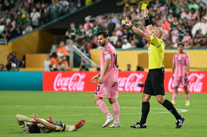 Kapten Inter Miami, Lionel Messi, menerima kartu kuning dari wasit Szymon Marciniak pada duel Piala Dunia Klub 2025 melawan Palmeiras di Hard Rock Stadium, Miami (23/6/2025).