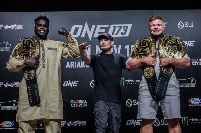 Duel ulang Reug Reug (kiri) kontra Anatoly Malykhin di kelas berat MMA ONE Championship menjadi laga pendamping utama ONE 173, 16 November 2025 di Tokyo. 