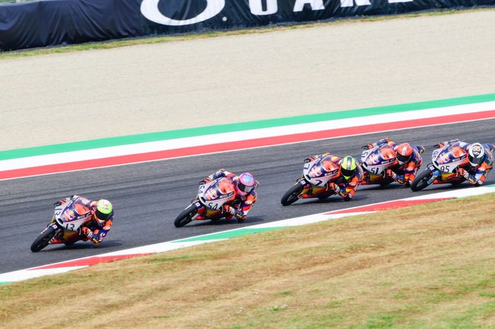 Pembalap Malaysia sekaligus pemuncak klasemen Red Bull Rookies Cup 2025, Hakim Danish (no 13), akui kekalahan tipis dari Veda Ega Pratama (no 54) di seri Mugello.