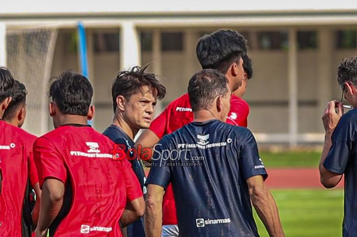 Performance dan Interpreter Timnas U-23 Indonesia, Matias Ibo (kiri), sedang berdiskusi saat ditemui di Stadion Madya, Senayan, Jakarta, Senin (23/6/2025).