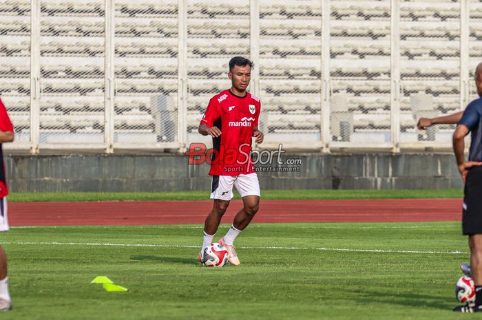 Robi Darwis sedang berlatih bersama Timnas U-23 Indonesia di Stadion Madya, Senayan, Jakarta, Senin (23/6/2025).