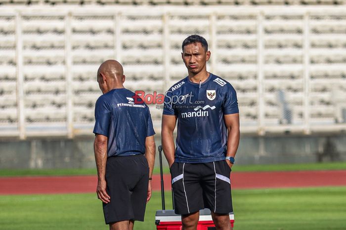 Asisten Pelatih Timnas U-23 Indonesia, Zulkifli Syukur (kanan), sedang memantau para pemainnya berlatih di Stadion Madya, Senayan, Jakarta, Senin (23/6/2025).
