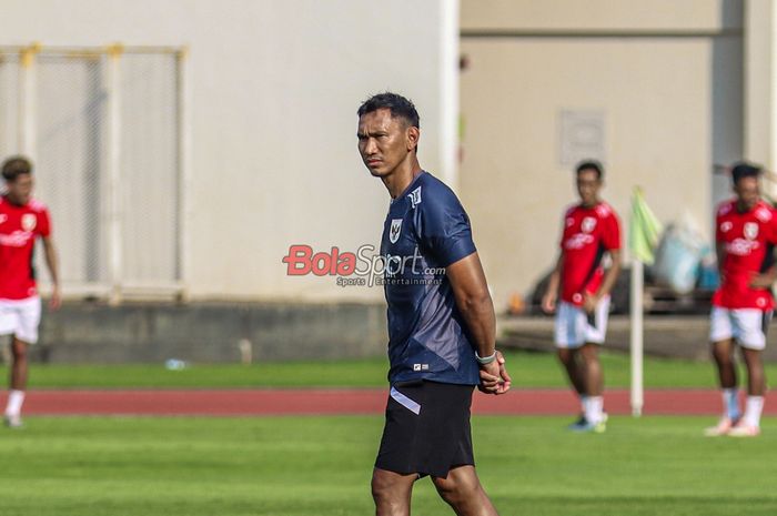 Asisten Pelatih Timnas U-23 Indonesia, Zulkifli Syukur, sedang memantau para pemainnya berlatih di Stadion Madya, Senayan, Jakarta, Senin (23/6/2025).