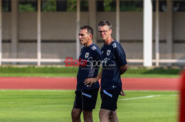 Pelatih Timnas U-23 Indonesia, Gerald Vanenburg (kiri) dan asistennya bernama Frank Van Kempen (kanan) sedang memantau para pemainnya berlatih di Stadion Madya, Senayan, Jakarta, Senin (23/6/2025).