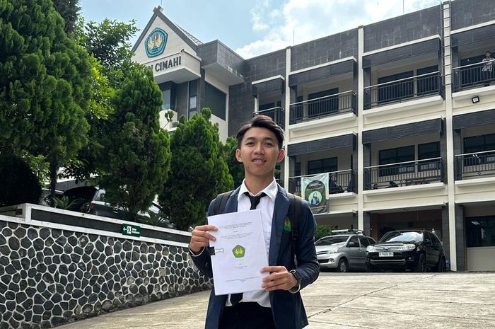 Pemain Persib, Adzikry Fadillah, berhasil menyandang status S1 Pendidikan (S.Pd).