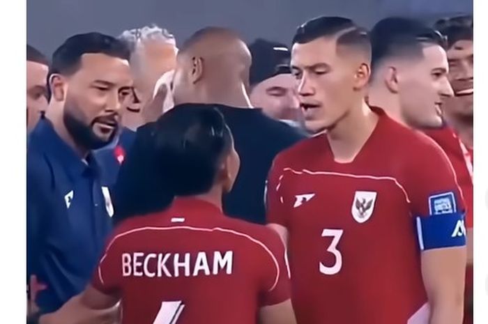 Cuplikan momen Beckham Putra seolah dimarahi Jay Idzes dalam laga Timnas Indonesia Vs China, 5 Juni 2025 lalu.