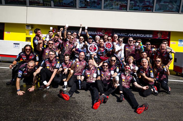 CEO Ducati, Claudio Domenicali, berada di sebelah kanan Marc Marquez saat merayakan kemenangan pada MotoGP Italia 2025
