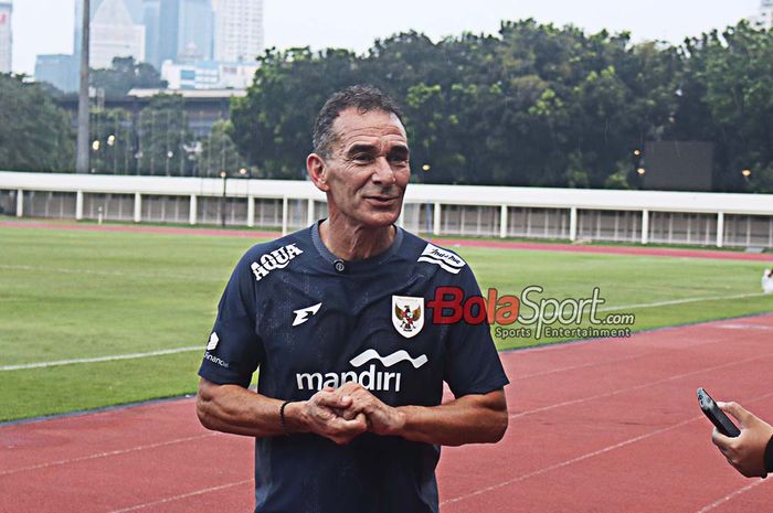 Pelatih Timnas U-23 Indonesia, Gerald Vanenburg, saat ditemui  di Stadion Madya, Senayan, Jakarta, Senin (23/6/2025).