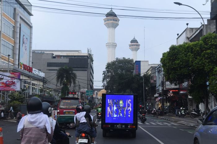 Mobile videotron untuk pengumuman pemain baru Persib Bandung.