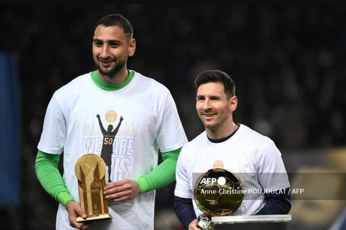 Gianluigi Donnarumma (Kiri) dan Lionel Messi saat masih sama-sama memperkuat PSG, berpose dengan trofi masing-masing yang diraih dari anugerah Ballon d'Or 2021.