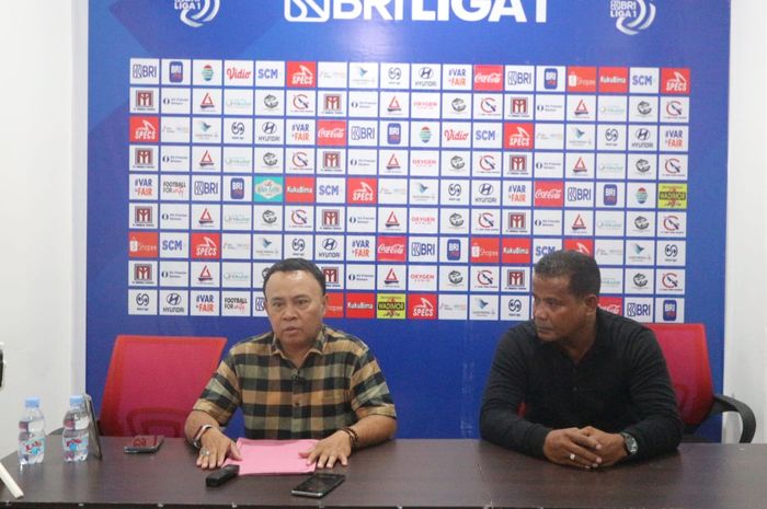 Wakil Manajer Malut United, Asghar Saleh didampingi Hengky Oba saat hadir dalam sesi jumpa pers, Selasa (24/6/2025).