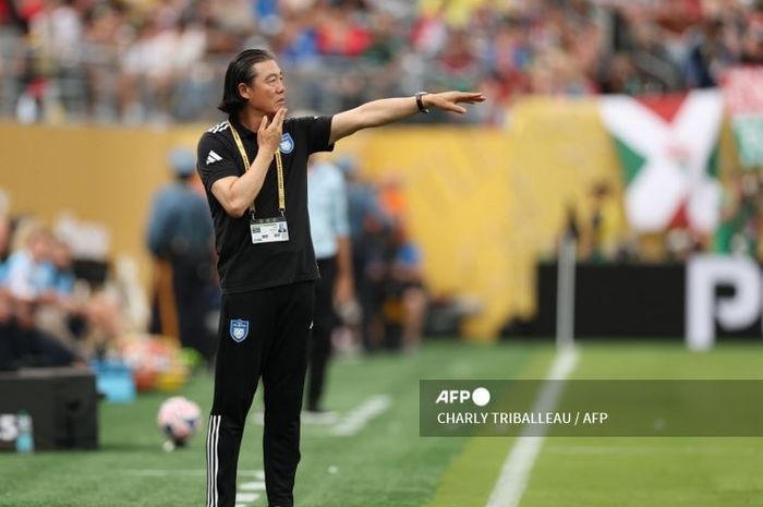Pelatih Ulsan HD, Kim Pan-gon, saat mendampingi timnya berlaga di Piala Dunia Klub 2025.