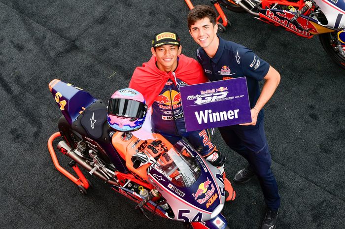 Veda Ega Pratama berpose bersama mekaniknya, Guilermo, setelah memenangi balapan kedua dari seri keempat Red Bull Rookies Cup 2025 di Sirkuit Mugello, Toscana, Italia, 22 Juni 2025.