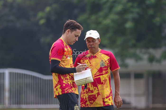 Pelatih Bhayangkara Presisi Lampung FC, Paul Munster (kiri) dan asistennya bernama Mutaqim (kanan) sedang berdiskusi saat memantau para pemainnya berlatih di Stadion Madya, Senayan, Jakarta, Jumat (27/6/2025).