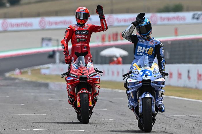Pembalap Ducati Marc Marquez (kiri) dan Alex Marquez dan Gresini Racing (kanan) usai beraksi pada MotoGP Italia 2025