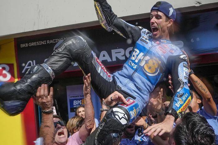 Selebrasi pembalap Gresini Racing, Alex Marquez usai meraih podium pada MotoGP Italia 2025