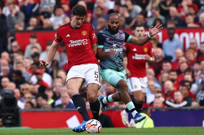 Brentford masih menolak menjual Bryan Mbeumo (tengah) kendati tawaran Manchester United sudah jauh di atas harga pasar.