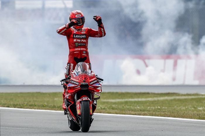 Pembalap Ducati, Marc Marquez, melakukan selebrasi setelah memenangi MotoGP Belanda 2025 di Sirkuit Assen, Minggu (29/6/2025).