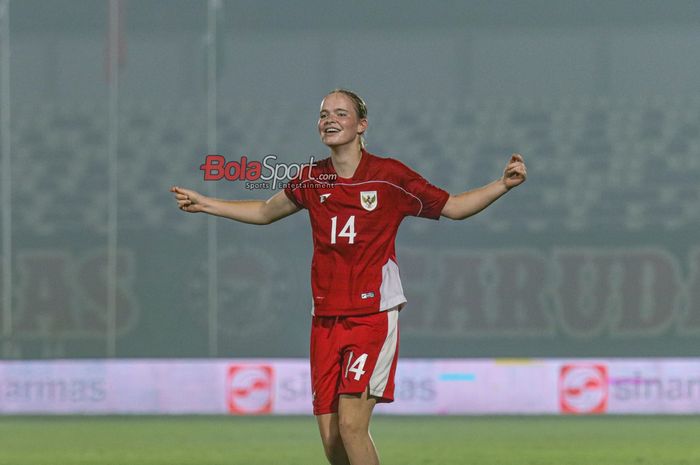 Isa Guusje Warps alias Isa Warps sedang melakukan selebrasi seusai mencetak gol dalam babak penyisihan Grup D Piala Asia Wanita 2026 antara Timnas Wanita Indonesia versus Timnas Wanita Kirgiztan di Stadion Indomilk Arena, Tangerang, Banten, Minggu (29/6/2025).