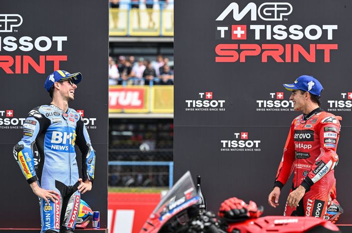 Interaksi Alex Marquez (BK8 Gresini Racing) dan Marc Marquez (Ducati Lenovo) di podium setelah sprint MotoGP Belanda di Sirkuit Assen, Assen, Belanda, 28 Juni 2025.