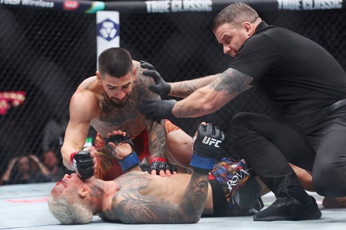 Ilia Topuria mencetak KO atas Charles Oliveira untuk mengamankan gelar juara kelas ringan dalam UFC 317 di T-Mobile Arena, Las Vegas, Nevada, Amerika Serikat, 28 Juni 2025. 
