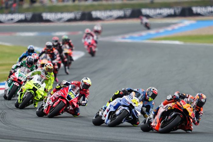 Pembalap Honda HRC Castrol, Joan Mir, dan Fermin Aldeguer (BK8 Gresini Racing) sebelum mengalami crash dalam balapan MotoGP Belanda 2025 