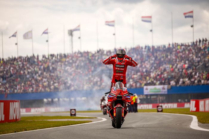 Pembalap Ducati Lenovo, Marc Marquez, semakin kokoh di puncak klasemen usai menyapu bersih Sprint dan Race di MotoGP Belanda 2025