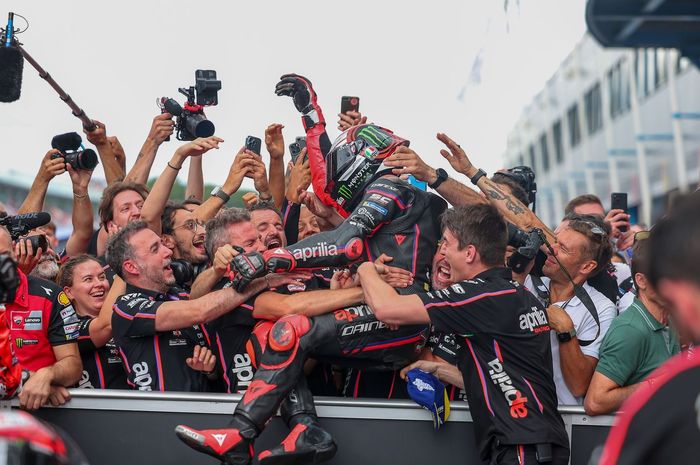Pembalap Aprilia Racing, Marco Bezzecchi, merayakan podium kedua bersama kru timnya setelah balapan MotoGP Belanda di Sirkuit Assen, Assen, Belanda, 29 Juni 2025.  