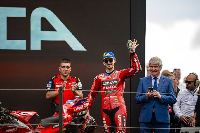 Pembalap Ducati Lenovo, Francesco Bagnaia, di podium MotoGP Belanda 2025