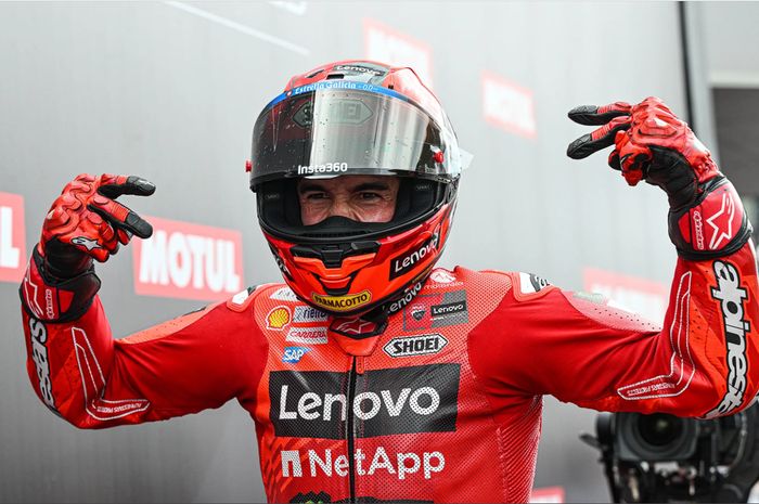 Pembalap Ducati, Marc Marquez, meluapkan ekspresinya usai memenangi MotoGP Belanda 2025