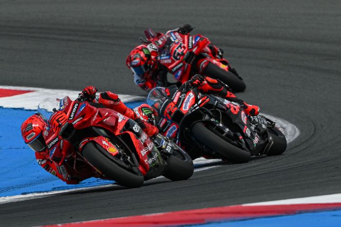 Persaingan Marc Marquez (paling depan) dan murid Valentino Rossi, Marco Bezzecchi (di belakang Marquez) pada balapan utama MotoGP Belanda 2025 (29/6/2025) di Sirkuit Assen.