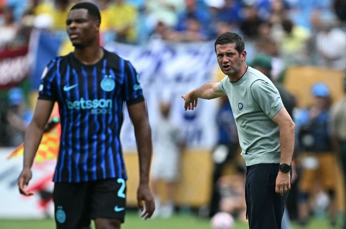 Cristian Chivu (kanan) memberikan instruksi dalam laga Inter Milan melawan Fluminensei pada Piala Dunia Klub 2025 di Charlotte (30/6/2025).