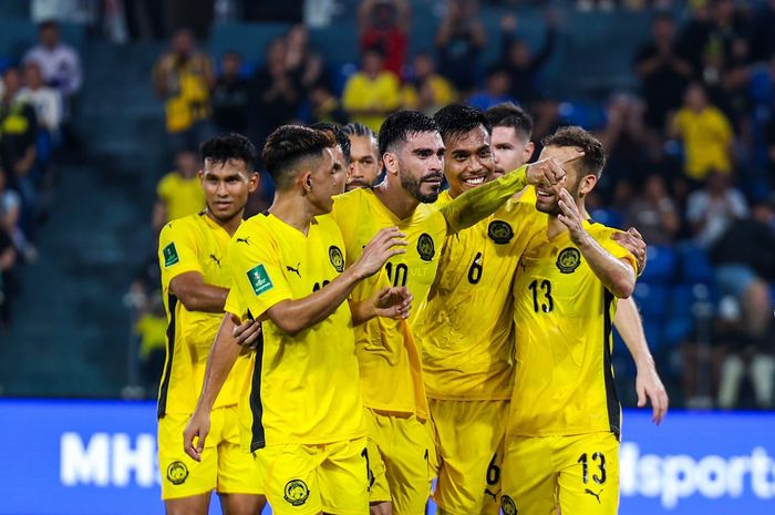 Pemain naturalisasi Timnas Malaysia banyak disorot dan dipertanyakan asal usulnya. Presiden FAM Datuk Mohd Joehari Ayub pun menegaskan bahwa mereka telah memakai aturan FIFA dan pastikan pemain mereka sah.