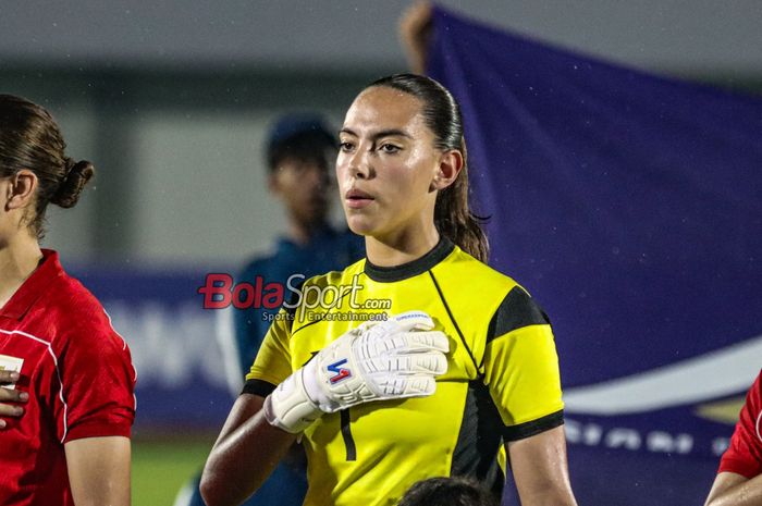 Kiper keturunan Timnas Putri Indonesia, Iris de Rouw  (tengah), sedang menyanyikan lagu Indonesia Raya di Stadion Indomilk Arena, Tangerang, Banten, 29 Juni 2025.