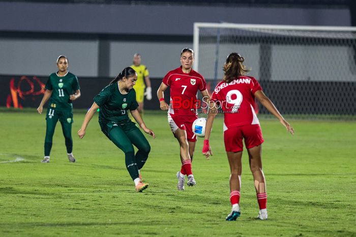 Felicia Victoria De Zeeuw alias Felicia De Zeeuw (tengah) sedang menguasai bola dalam laga babak penyisihan Grup D Kualifikasi Piala Asia Wanita 2026 antara Timnas Putri Indonesia versus Timnas Putri Pakistan di Stadion Indomilk Arena, Tangerang, Banten, Rabu (2/7/2025) malam. Timnas putri dibentuk tanpa kompetisi. 