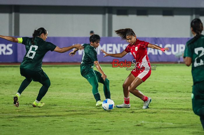 Claudia Scheunemann (kanan) sedang menguasai bola dalam laga Grup D Kualifikasi Piala Asia Wanita 2026 antara Timnas Putri Indonesia versus Timnas Putri Pakistan di Stadion Indomilk Arena, Tangerang, Banten, Rabu (2/7/2025) malam.