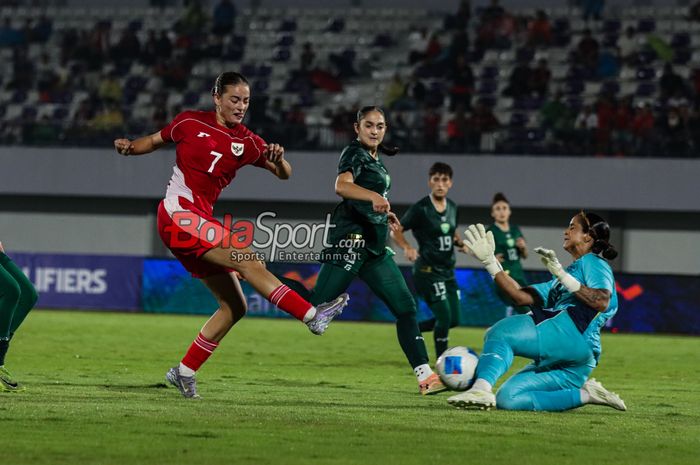 Felicia Victoria De Zeeuw alias Felecia De Zeeuw (kiri) sedang menendang bola ke gawang dalam laga babak penyisihan Grup D Kualifikasi Piala Asia Wanita 2026 antara Timnas Putri Indonesia versus Timnas Putri Pakistan di Stadion Indomilk Arena, Tangerang, Banten, Rabu (2/7/2025)