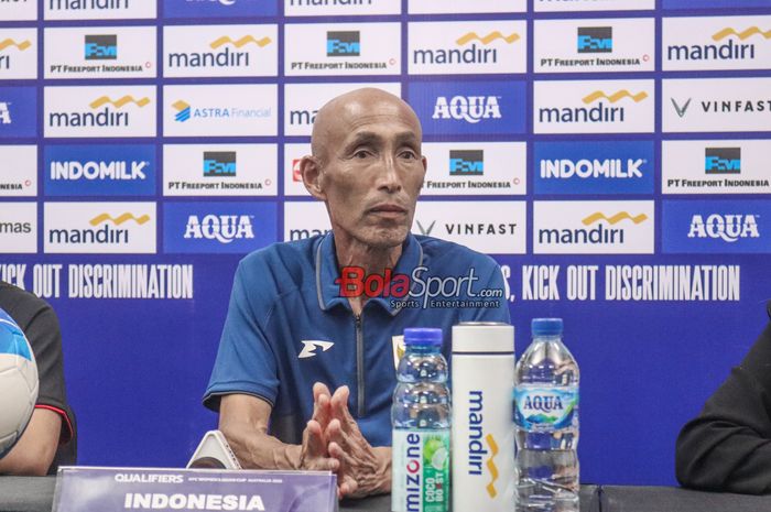 Pelatih Timnas Putri Indonesia, Satoru Mochizuki, sedang memberikan keterangan kepada awak media di Stadion Indomilk Arena, Tangerang, Banten, Rabu (2/7/2025)
