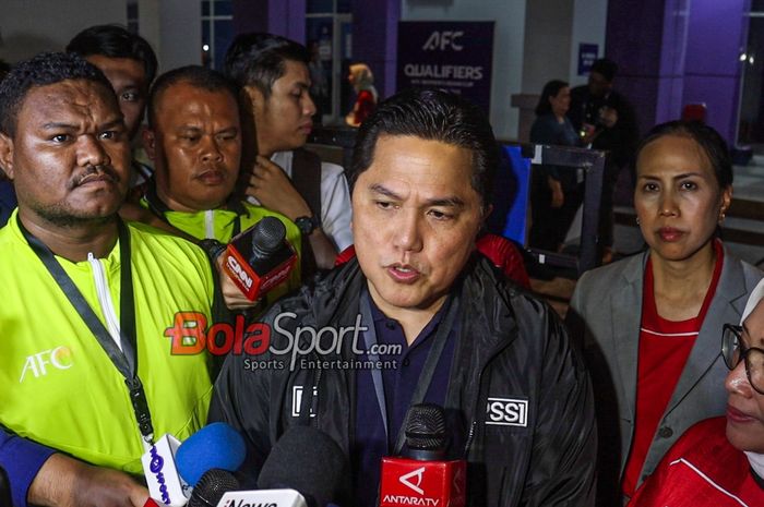 Ketua Umum PSSI, Erick Thohir, sedang memberikan keterangan kepada awak media di Stadion Indomilk Arena, Tangerang, Banten, Rabu (2/7/2025)