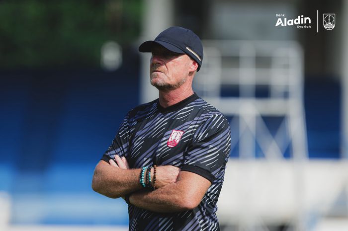 Pelatih anyar Persis Solo, Peter de Roo menjawab banyak pertanyaan mengenai dirinya dan bagaimana ia akan memimpin Laskar Sambernyawa.