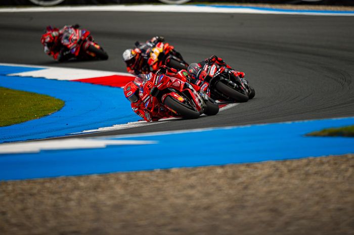 Pembalap Ducati Lenovo, Marc Marquez, memimpin balapan pada MotoGP Belanda 2025