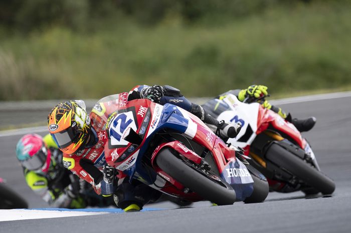 Borja Gomez saat memimpin balapan Stock European Championship 2025 di Sirkuit Estoril, Portugal.