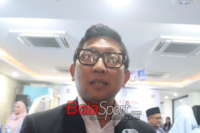 Direktur Persija Jakarta, Mohamad Prapanca, sedang memberikan keterangan kepada awak media di Kantor PAM Jaya Jakarta, Pejompongan, Jakarta Pusat, Kamis (2/7/2025).