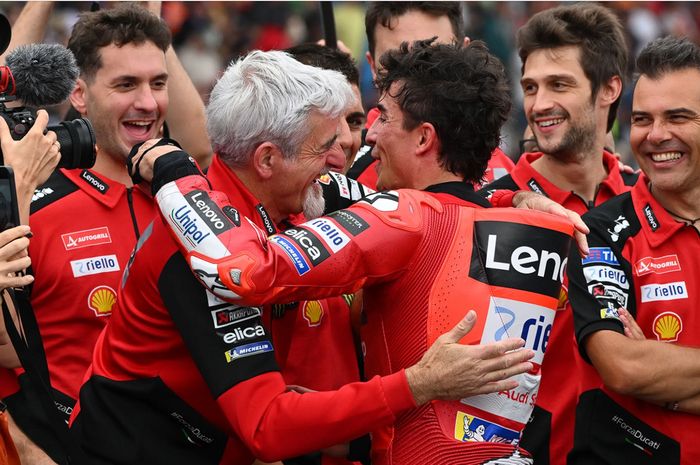 Marc Marquez (kanan) bersama general manajer Ducati, Luigi Dall'Igna usai memenangi sprint race MotoGP Belanda 2025