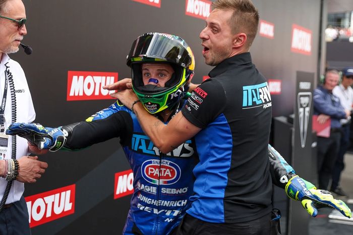Salah satu rival Mario Aji, Diogo Moreira merayakan kemenangan dramatisnya pada Moto2 Belanda 2025.