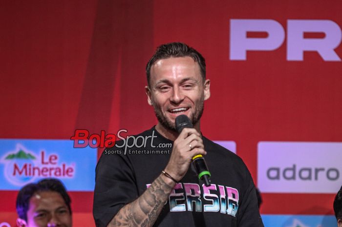 Pemain Persib Bandung, Marc Klok, saat jumpa pers di SCTV Tower, Senayan, Jakarta, Jumat (4/7/2025).